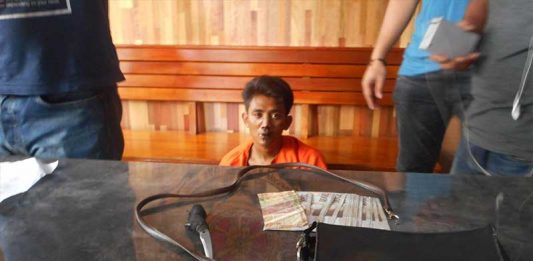 Ambil Uang di ATM Dua Wanita Ditusuk