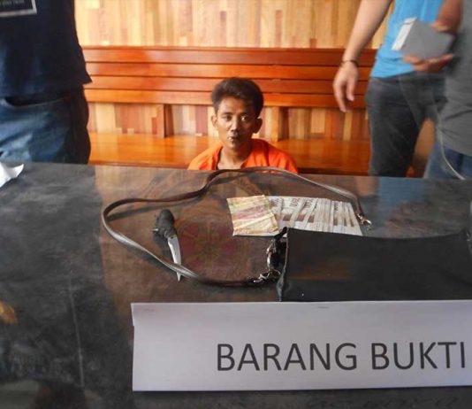 Ambil Uang di ATM Dua Wanita Ditusuk