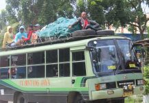 Nekat Naik ke Atas Kabin Bus