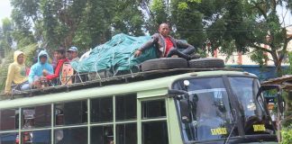 Nekat Naik ke Atas Kabin Bus