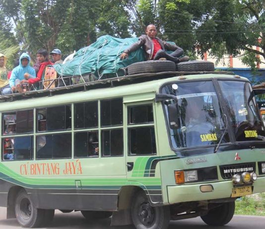 Nekat Naik ke Atas Kabin Bus