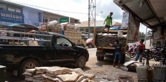 Ketika Petani Karet Harus Pandai-pandai Mencari Hidup