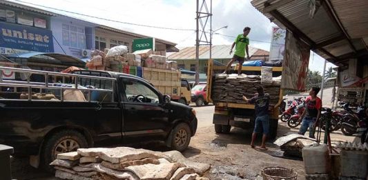 Ketika Petani Karet Harus Pandai-pandai Mencari Hidup