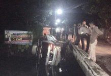 Hindari Motor, Fortuner Masuk Parit