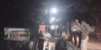 Hindari Motor, Fortuner Masuk Parit