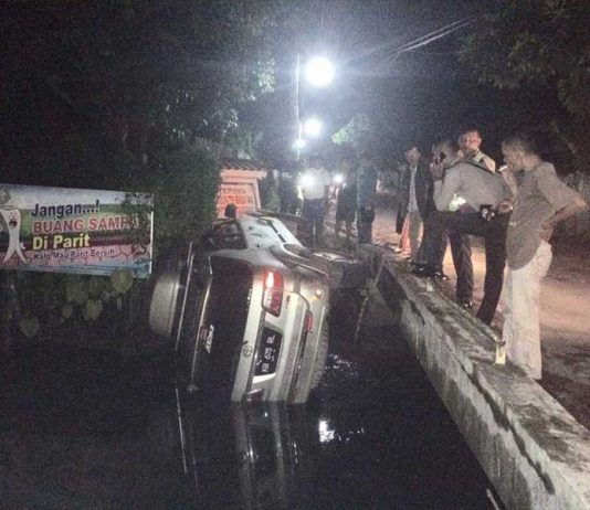 Hindari Motor, Fortuner Masuk Parit