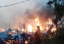 Berusaha Padamkan Api dengan Alat Seadanya, Enam Bangunan dan Sepeda Motor Tetap Terbakar