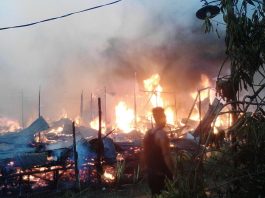 Berusaha Padamkan Api dengan Alat Seadanya, Enam Bangunan dan Sepeda Motor Tetap Terbakar