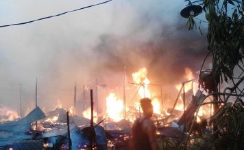 Berusaha Padamkan Api dengan Alat Seadanya, Enam Bangunan dan Sepeda Motor Tetap Terbakar