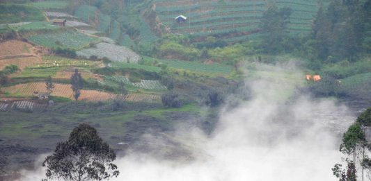 Semburan Lahar Dingin Kawah Sileri yang Buyarkan Keceriaan Wisatawan