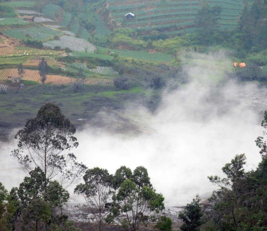 Semburan Lahar Dingin Kawah Sileri yang Buyarkan Keceriaan Wisatawan
