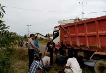 Bersihkan Dump Truk Kepala Remuk Terjepit