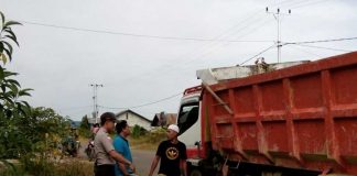 Bersihkan Dump Truk Kepala Remuk Terjepit