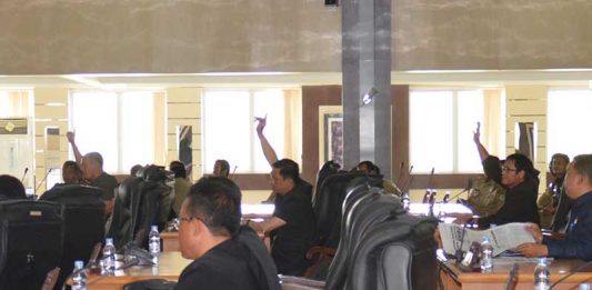 Miskomunikasi, Tiga Fraksi Tak Buat PA