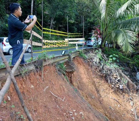 Awas!!! Tebing Bukit Seha Longsor