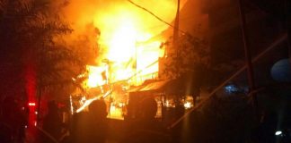 Deretan Rumah Dua Lantai Di Gang Perintis Dilahap Api