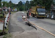 Air Meluap Jembatan  Senakin Nyaris Roboh