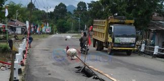 Air Meluap Jembatan Senakin Nyaris Roboh