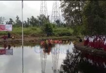 Peringati HUT RI Ke 72, Warga Gelar Upacara Pengibaran Bendera di Atas Parit