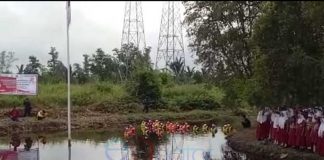 Peringati HUT RI Ke 72, Warga Gelar Upacara Pengibaran Bendera di Atas Parit