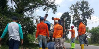 Dinas PU Bersihkan Sampah di Anjongan