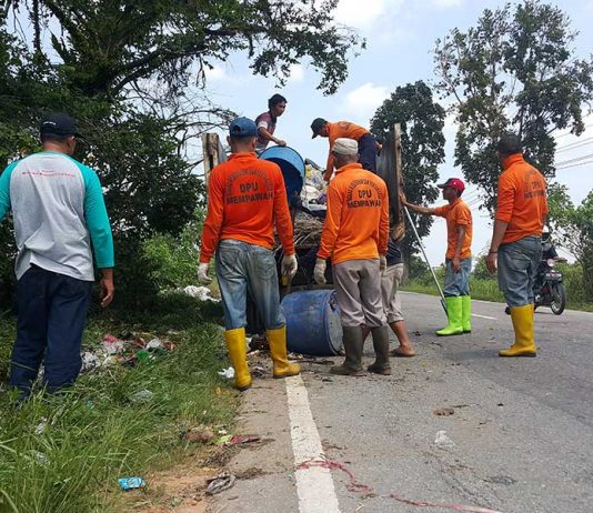 Dinas PU Bersihkan Sampah di Anjongan