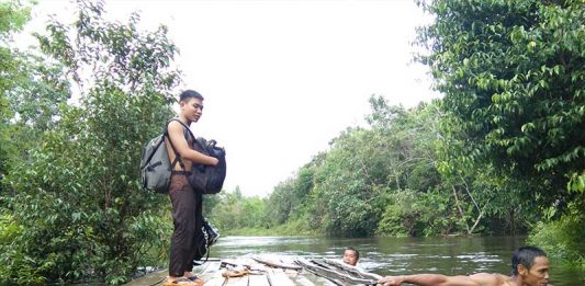 Banjir Sedalam 2,5 Meter Pelajar Terpaksa Berenang