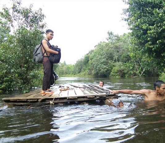 Banjir Sedalam 2,5 Meter Pelajar Terpaksa Berenang