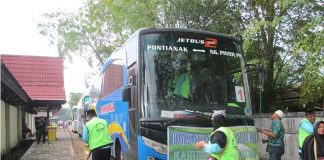 Bus Pengantar CJH Sekadau Alami Pecah Ban