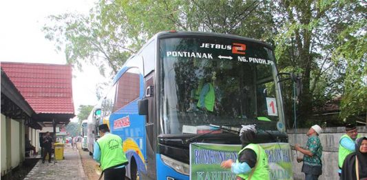 Bus Pengantar CJH Sekadau Alami Pecah Ban
