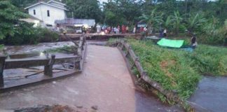 Jembatan Rasau Jaya-Sungai Bulan Ambruk, Aktivitas Lumpuh