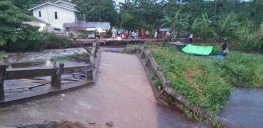 Jembatan Rasau Jaya-Sungai Bulan Ambruk, Aktivitas Lumpuh