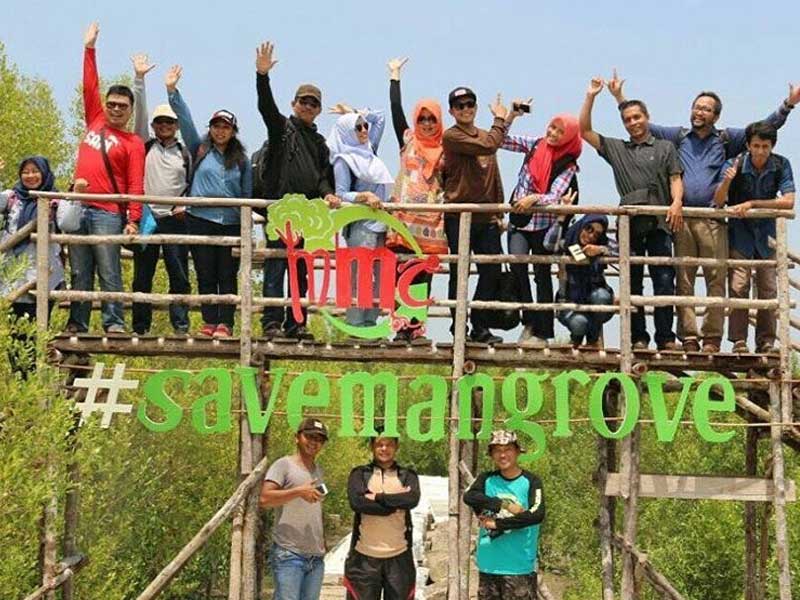 TANAM MANGROVE. Berbagai komunitas rutin melaksanakan aksi sosial dengan menanam mangrove di kawasan pesisir Kabupaten Mempawah