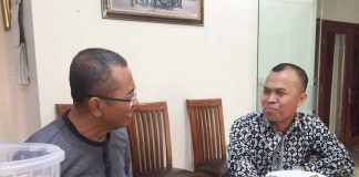 Hitam dan Keriting Berbahasa Mandarin