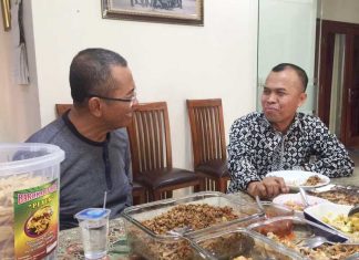 Hitam dan Keriting Berbahasa Mandarin