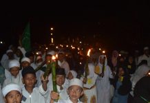 Mengajak Muda-Mudi Mengenal Syariat Islam Ratusan anak yatim melakukan Pawai Taaruf di Jalan 28 Oktober, Siantan Hulu, Pontianak Utara