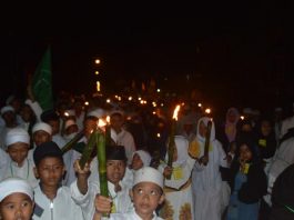 Ratusan anak yatim melakukan Pawai Taaruf di Jalan 28 Oktober, Siantan Hulu, Pontianak Utara