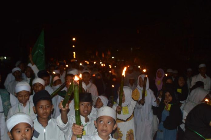 Ratusan anak yatim melakukan Pawai Taaruf di Jalan 28 Oktober, Siantan Hulu, Pontianak Utara