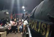 “Awas Ada Razia” Sambut Petugas BNN Wanita-wanita pemandu lagu di Win One Karaoke,