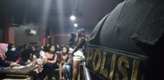 “Awas Ada Razia” Sambut Petugas BNN Wanita-wanita pemandu lagu di Win One Karaoke,