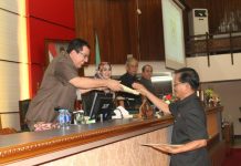 Perbaikan dan Pembangunan Infrastruktur jadi Catatan Fraksi-fraksi Pemandangan Umum. Fraksi-fraksi DPRD Provinsi Kalbar menyampaikan pemandangan umum terhadap nota penjelasan Gubernur Kalbar dan Raperda tentang APBD Provinsi Kalbar Tahun Anggaran 2018