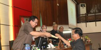 Perbaikan dan Pembangunan Infrastruktur jadi Catatan Fraksi-fraksi Pemandangan Umum. Fraksi-fraksi DPRD Provinsi Kalbar menyampaikan pemandangan umum terhadap nota penjelasan Gubernur Kalbar dan Raperda tentang APBD Provinsi Kalbar Tahun Anggaran 2018