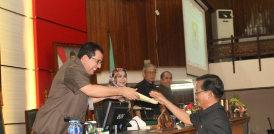 Perbaikan dan Pembangunan Infrastruktur jadi Catatan Fraksi-fraksi Pemandangan Umum. Fraksi-fraksi DPRD Provinsi Kalbar menyampaikan pemandangan umum terhadap nota penjelasan Gubernur Kalbar dan Raperda tentang APBD Provinsi Kalbar Tahun Anggaran 2018