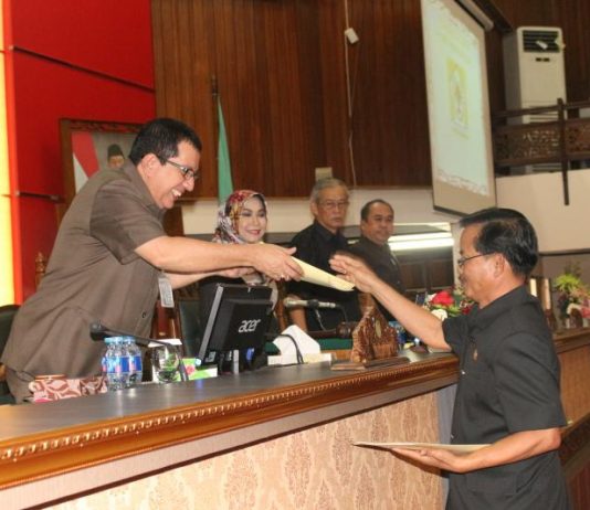 Perbaikan dan Pembangunan Infrastruktur jadi Catatan Fraksi-fraksi Pemandangan Umum. Fraksi-fraksi DPRD Provinsi Kalbar menyampaikan pemandangan umum terhadap nota penjelasan Gubernur Kalbar dan Raperda tentang APBD Provinsi Kalbar Tahun Anggaran 2018