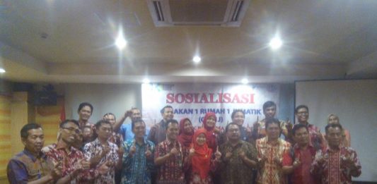 Dinkes Kalbar Kembali Sosialisasikan 3M Foto bersama usai Sosialisasi Gerakan 1 Rumah 1 Jumantik (G1R1J) oleh Dinkes Kalbar di Hotel Kini Pontianak