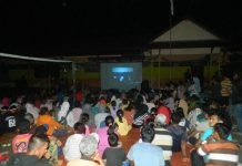 Jelang 30 September, TNI di Kalbar Terus Putar Film Penghianatan G.30.S PKI Pemerintah Desa KPK bekerja sama dengan Koramil 1202-08/Sekura menggelar nonton bareng film penumpasan penghianatan G.30.S. PKI,