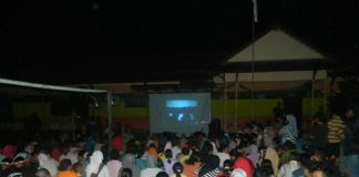 Jelang 30 September, TNI di Kalbar Terus Putar Film Penghianatan G.30.S PKI Pemerintah Desa KPK bekerja sama dengan Koramil 1202-08/Sekura menggelar nonton bareng film penumpasan penghianatan G.30.S. PKI,