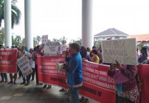 Warga Perumnas IV Demo Kantor Gubernur dan DPRD Kalbar uluhan warga Perumnas IV menggelar unjukrasa di Kantor Gubernur dan DPRD Kalbar