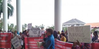 Warga Perumnas IV Demo Kantor Gubernur dan DPRD Kalbar uluhan warga Perumnas IV menggelar unjukrasa di Kantor Gubernur dan DPRD Kalbar