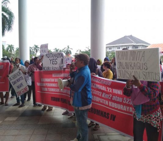 Warga Perumnas IV Demo Kantor Gubernur dan DPRD Kalbar uluhan warga Perumnas IV menggelar unjukrasa di Kantor Gubernur dan DPRD Kalbar